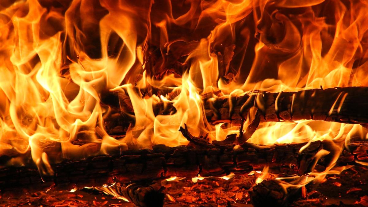 incendiu-puternic-izbucnit-intr-o-locuinta-din-bucuresti--doi-copii-au-fost-scosi-din-flacari-si-transportati-la-spital_26607000