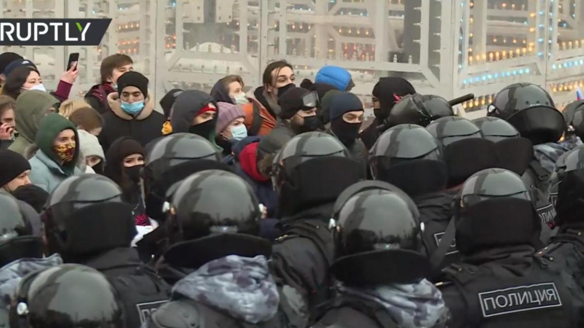 proteste-impotriva-lui-putin--marea-britanie-se-declara-preocupata-de-retinerea-a-peste-1-600-de-manifestanti_18295600