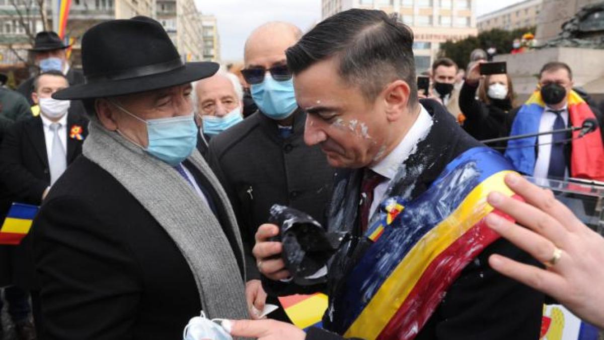 analistul-politic-bogdan-chirieac-a-aratat-dubla-masura-dupa-ce-un-protestatar-a-aruncat-cu-iaurt-in-primarul-iasiului--mihai-chirica_77210100