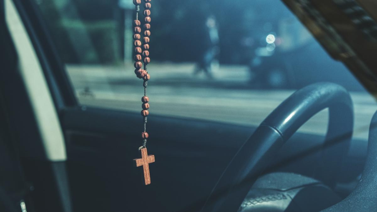 cruce-masina-oglinda-pexels-tomas-ryant-2182359_00237800