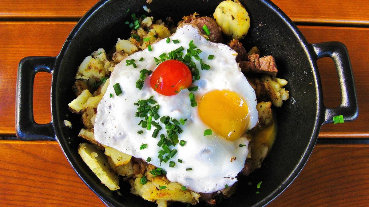 oua-cu-cartofi-si-carnati-reteta_76387200