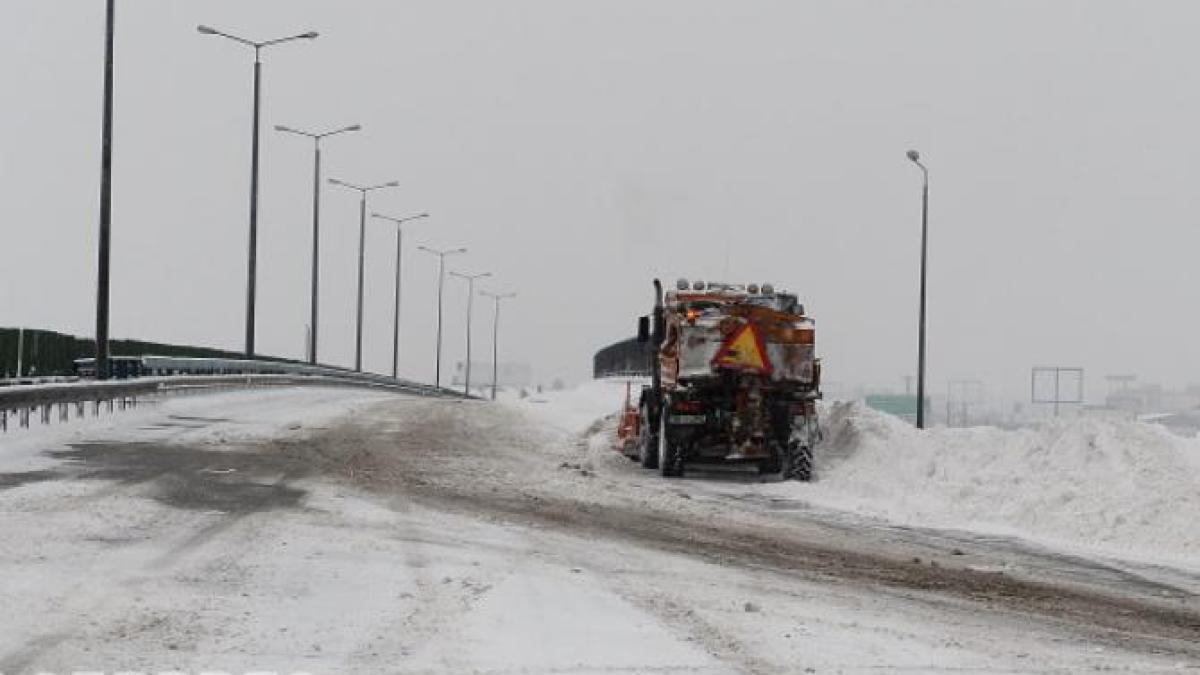 utilaj-de-deszapezire-la-iesirea-pe-autostrada_21249800