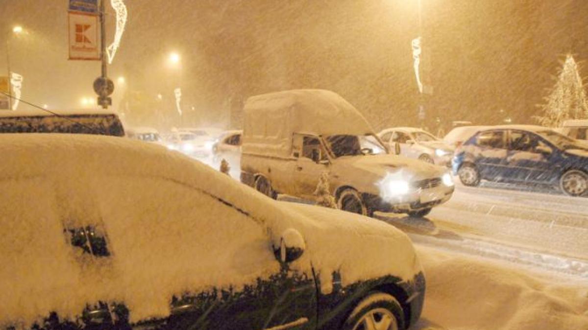 masini-inzapezite-ninsoare-iarna-noaptea_66509700