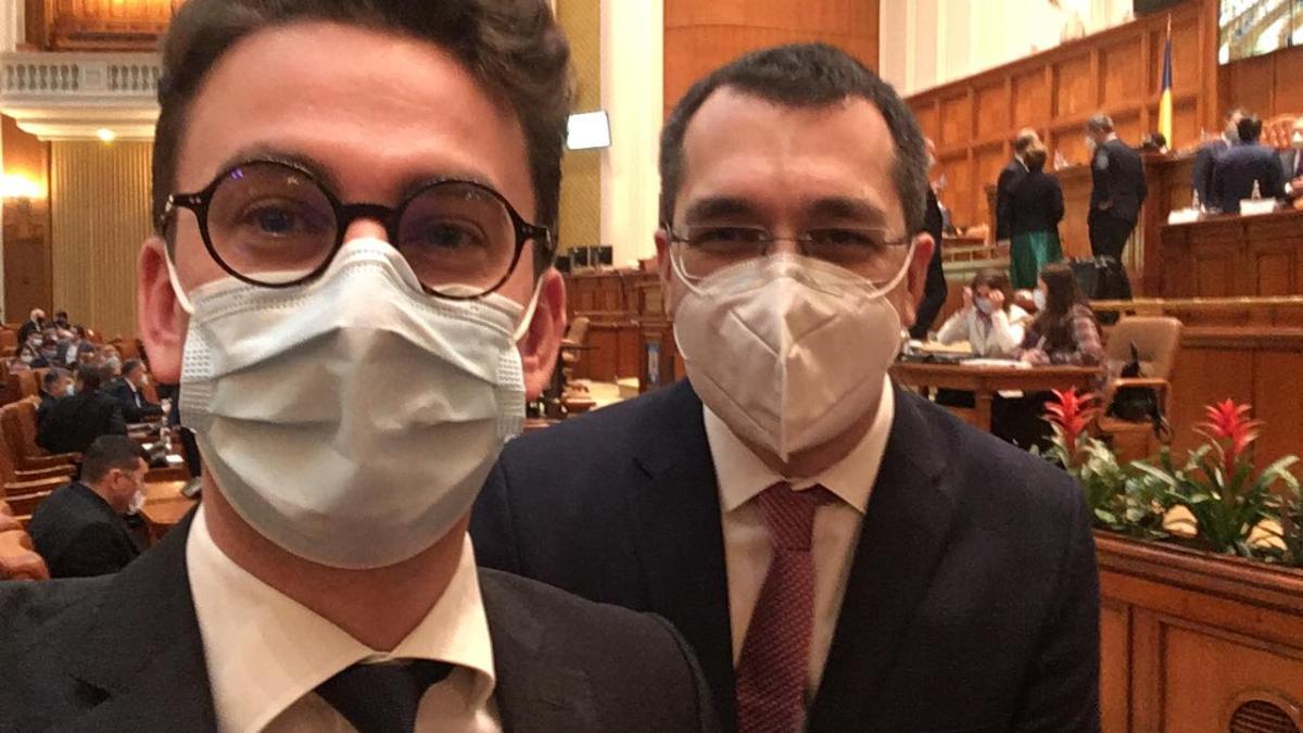 iulian-bulai-si-a-evaluat-operele-de-arta--realizate-chiar-de-el--in-coroane-norvegiene--valoarea-estimata-din-declaratia-de-avere-1_87187200