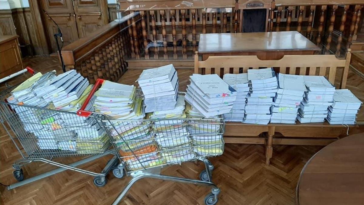 o-judecatoare-transporta-dosarele-cu-carucioarele-de-la-hipermarket_61960500