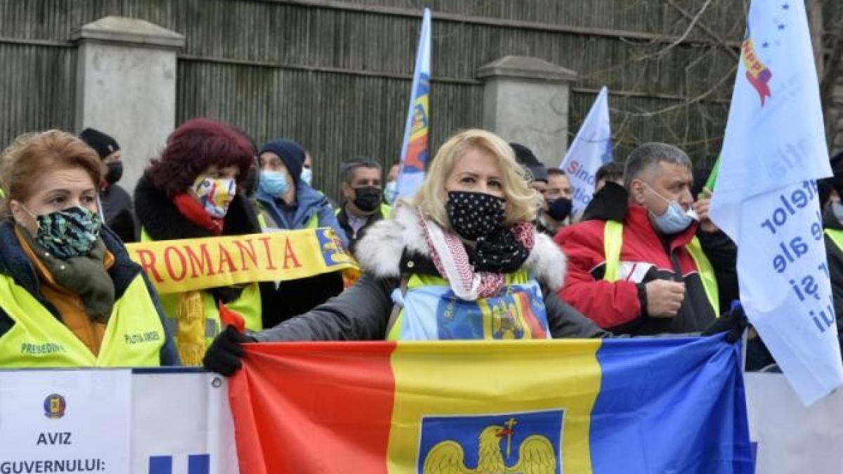 proteste-de-amploare-la-taprc-ccprc-82rgu-jiu--sute-de-oameni-scandeazaprc-ccprc-86-iprc-ccprc-82n-fatprc-ccprc-a6a-prefecturii_44273300