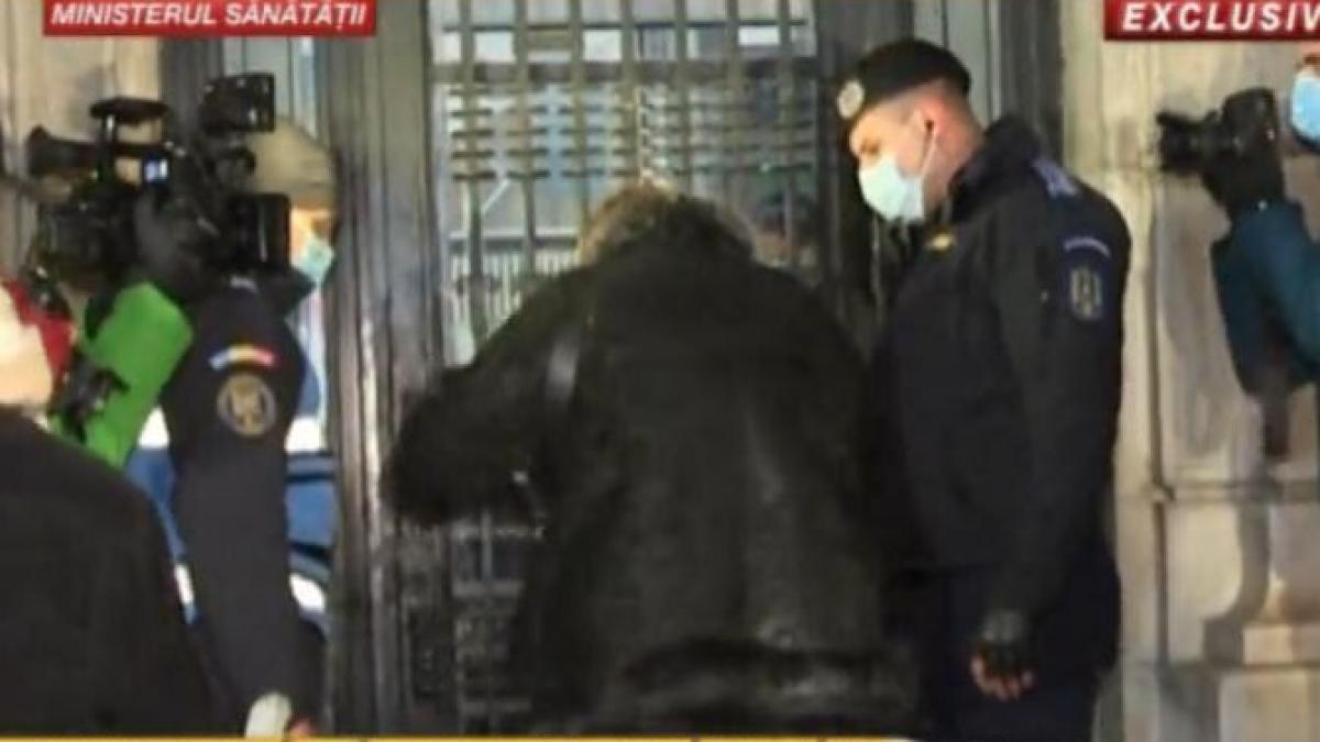 diana-sosoaca-a-incercat-sa-intre-in-ministerul-sanatatii_77708400