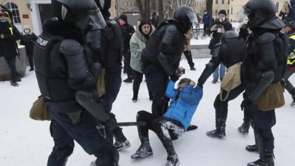 proteste-iprc-ccprc-82n-rusia--un-baprc-ccprc-86rbat-sprc-ccprc-a7i-a-dat-foc-iprc-ccprc-82n-centrul-moscovei--arestaprc-ccprc-86rile-au-ajuns-la-4-500_72489200