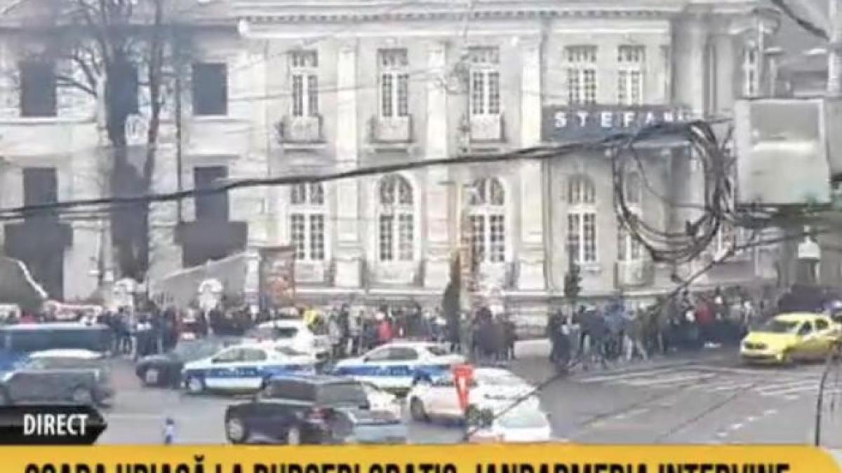 aglomeratprc-ccprc-a6ie-la-burgeri-gratis-iprc-ccprc-82n-piatprc-ccprc-a6a-romanaprc-ccprc-86-din-capitalaprc-ccprc-86--jandarmeria-intervine_85545100