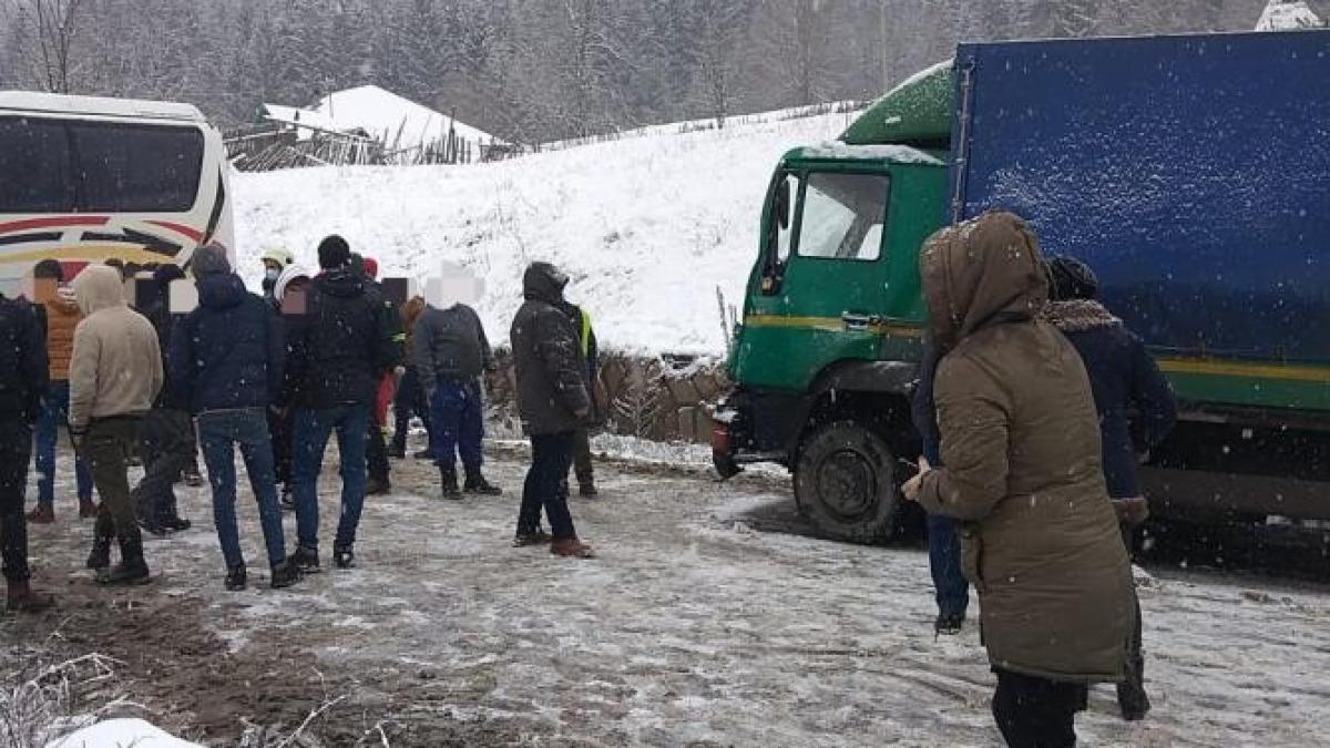 autobuz-cu-plin-cu-pasageri--implicat-iprc-ccprc-82ntr-un-accident-iprc-ccprc-82n-neamtprc-ccprc-a6--trafic-blocat-pe-dn-15b_19582400