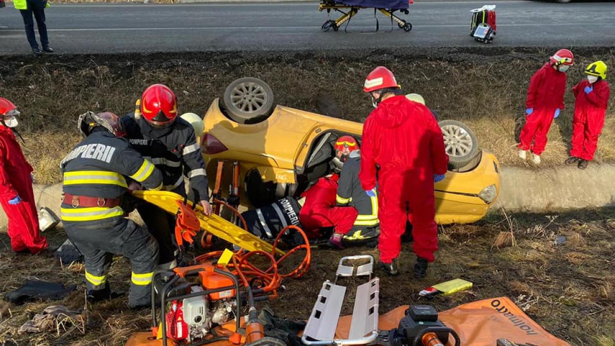 femeie-incarcerata-salvata-de-pompieri--dupa-ce-s-a-rasturnat-cu-masina-intr-un-canal---foto_15013100