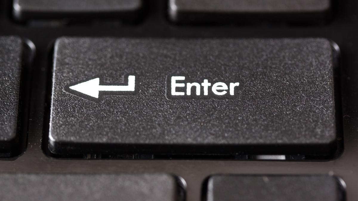 fosta-ospatarita-angajata-la-apele-romane--a-apasat-pe-ecranul-calculatorului-sa-dea-enter--a-vazut-ca-nu-s-a-deschis-si-a-insistat_85957800