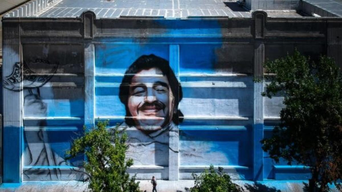 diego_maradona_fuma_iarba_inainte_sa_moara_60483100