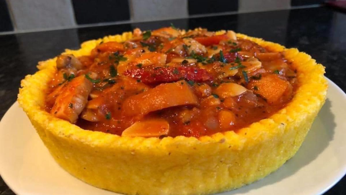 tarta-de-mamaliga-cu-sos-de-rosii--ciuperci-si-piept-de-pui-afumat-2_52588000