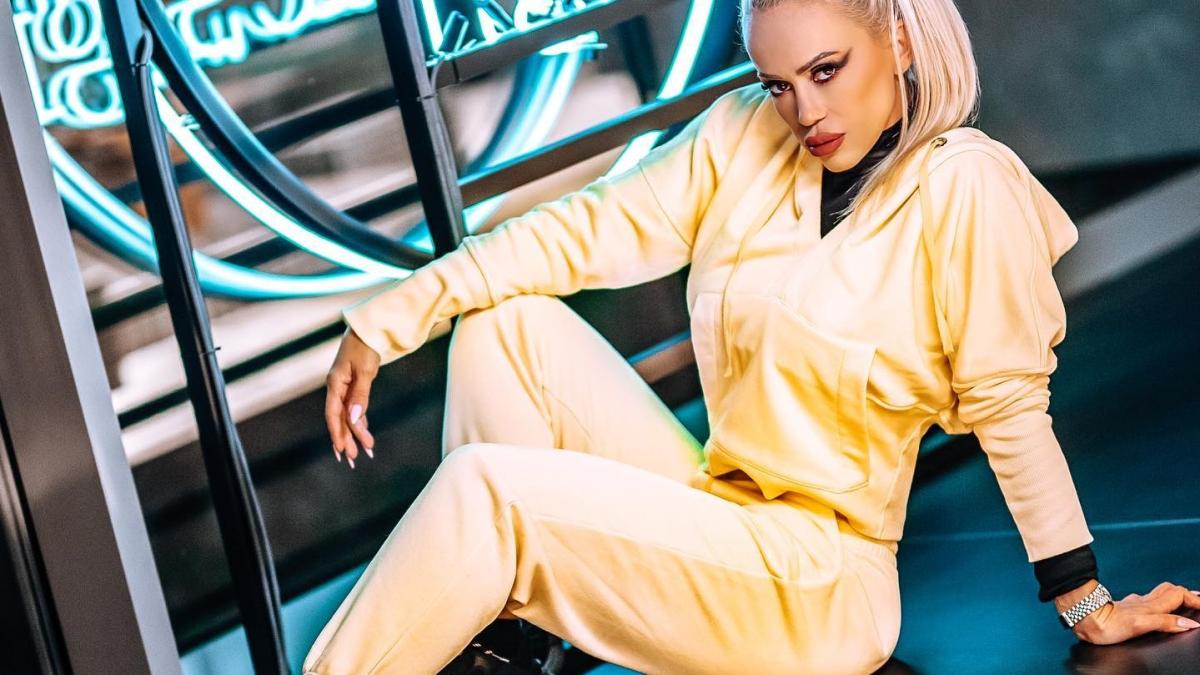 anda-adam-s-a-trezit-cu-parbrizul-masinii-crapat-am-sa-merg-la-politie_08155400