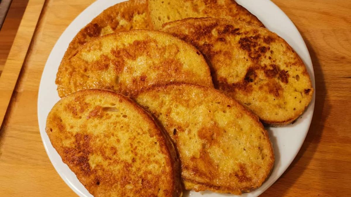 cum-se-fac-friganelele-sau-painea--prajita-cu-ou--reteta-delicioasa-pentru-micul-dejun_22787700