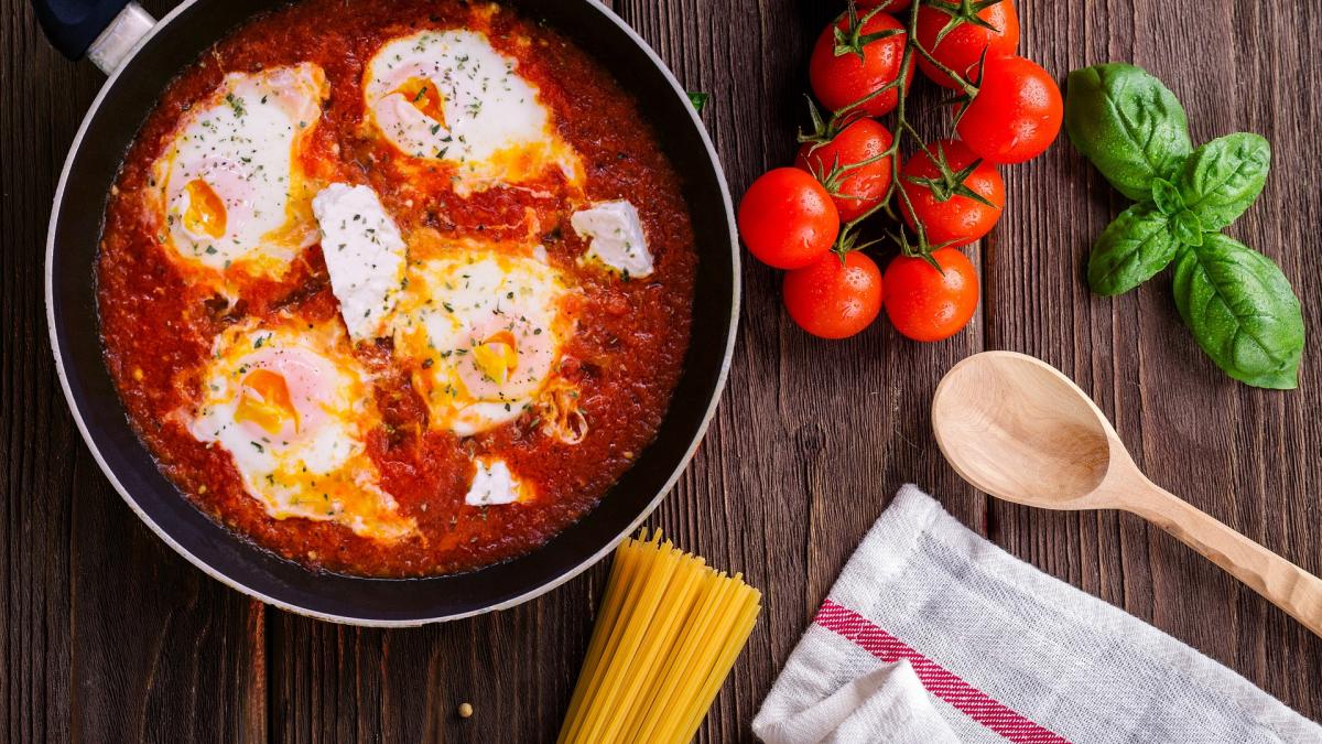 shakshuka---oua-cu-rosii-si-ardei--reteta-savuroasa-pentru-micul-dejun_14223400
