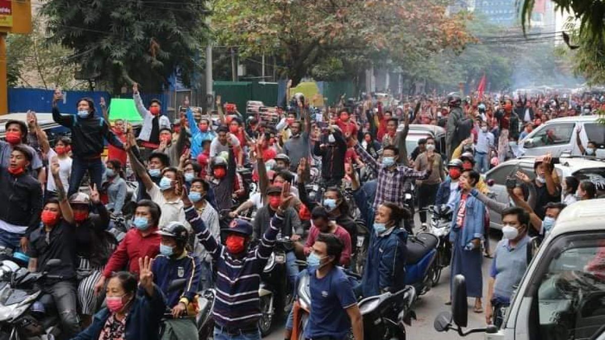 politia-a-tras-focuri-de-arma-in-aer-si-a-folosit-gloante-de-cauciuc-pentru-a-dispersa-noi-proteste-in-myanmar---video_22472200