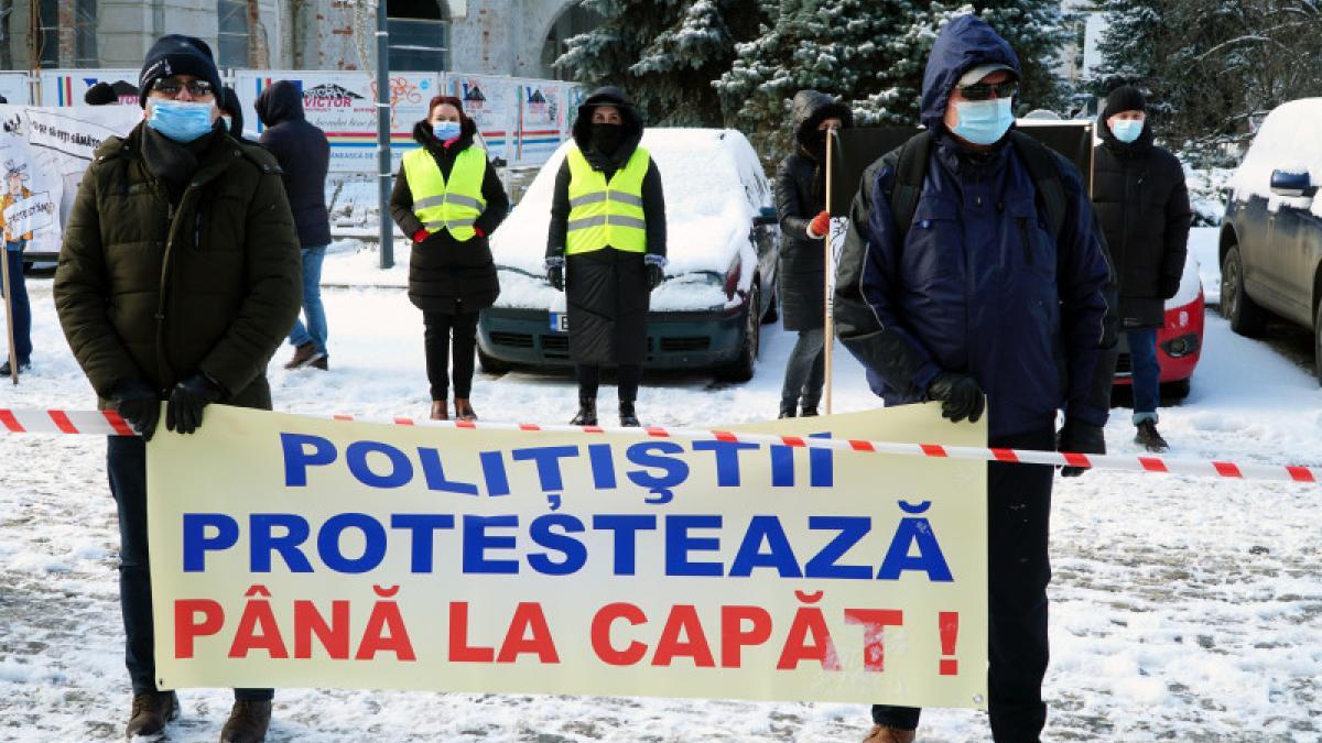 politistii-ies-in-strada--proteste-in-fata-parlamentului-si-a-trei-prefecturi-din-tara_40976200