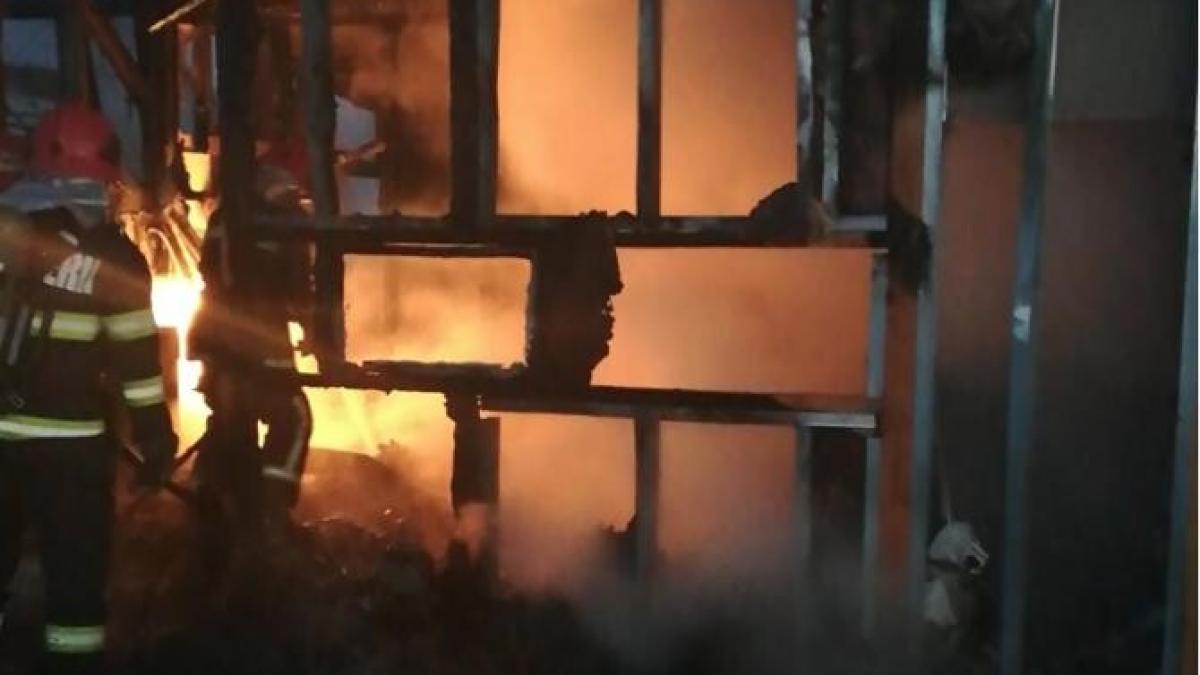 incendiu-violent-la-o-cabanaprc-ccprc-86-din-muresprc-ccprc-a6_17275900