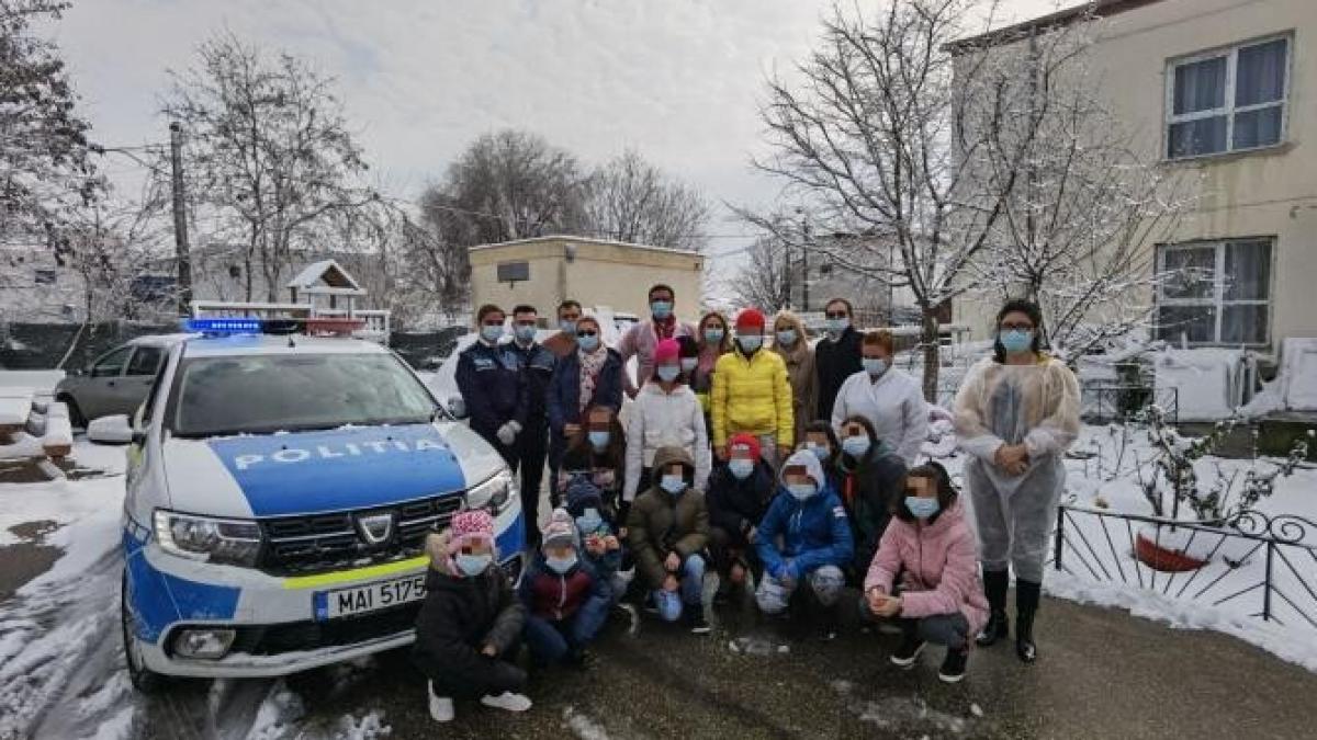 misiune-specialaprc-ccprc-86-pentru-politprc-ccprc-a6isprc-ccprc-a6tii-din-constantprc-ccprc-a6a--cadouri-sprc-ccprc-a6i-baprc-ccprc-86taie-cu-bulgaprc-ccprc-86ri-la-un-centru-pentru-copii_32795000