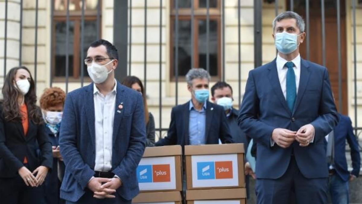 dan-barna-il-lauda-pe-vlad-voiculescu-si-considera-ca-a-avut-cel-mai-important-rol-in-campania-de-vaccinare-_95874200