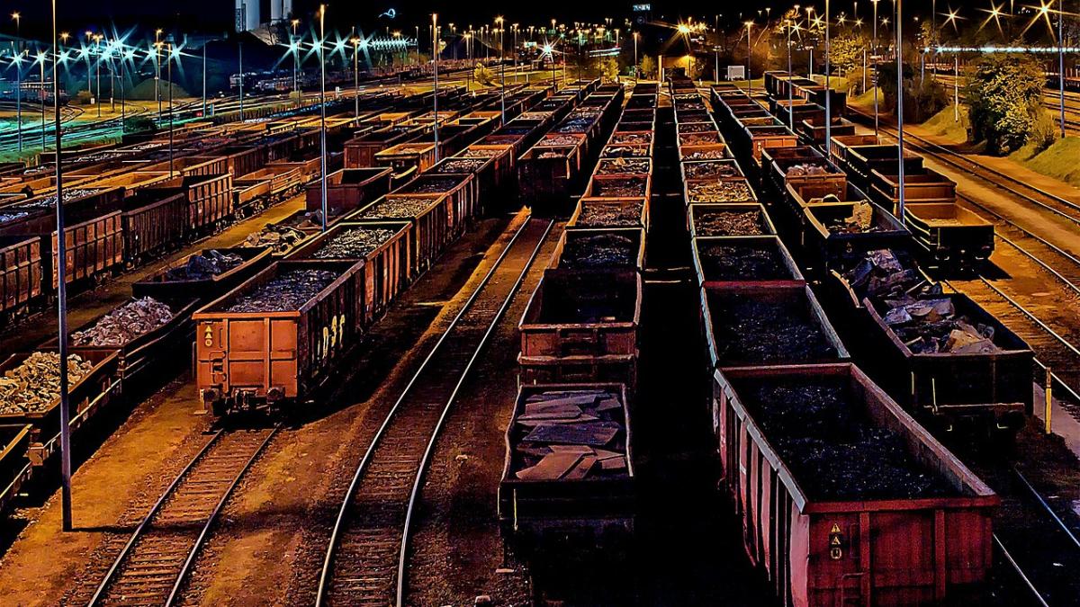 doi-libieni--ascunsprc-ccprc-a6i-sub-vagonul-unui-tren-marfar--gaprc-ccprc-86sitprc-ccprc-a6i-de-politprc-ccprc-a6isprc-ccprc-a6tii-de-frontieraprc-ccprc-86_17399200