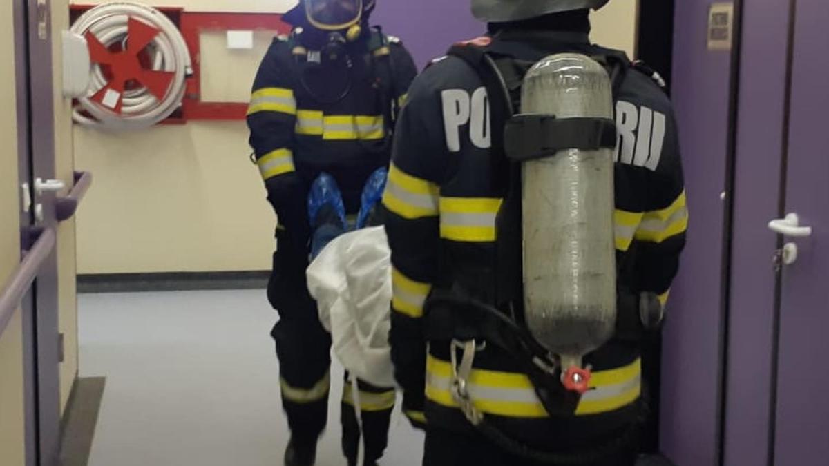 simulare-de-incendiu-la-sectprc-ccprc-a6ia-ati-a-spitalului-judetprc-ccprc-a6ean-din-bistritprc-ccprc-a6a-naprc-ccprc-86saprc-ccprc-86ud_08110800