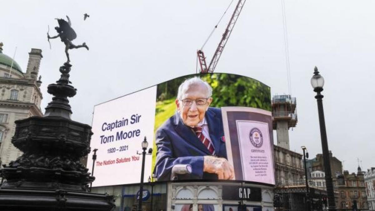 tom_moore_omagiu_troli_internet_37346200