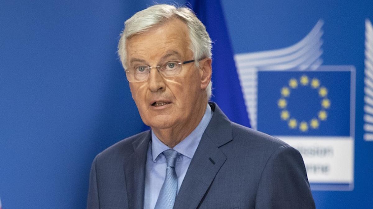 michel-barnier--decorat-cu-ordinul-national-steaua-romaniei-de-presedintele-iohannis_06690200