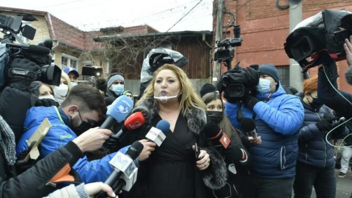 prefectul-de-hunedoara--cu-tprc-ccprc-a6igara-iprc-ccprc-82n-minaprc-ccprc-86--sprc-ccprc-a6osprc-ccprc-a6oacaprc-ccprc-86--i-a-aruncat-din-maprc-ccprc-82naprc-ccprc-86-bricheta-unul-dintre-ortaci_93093700