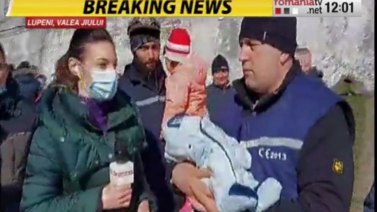 miner-cu-bebelus-in-brate-la-lupeni_81905200