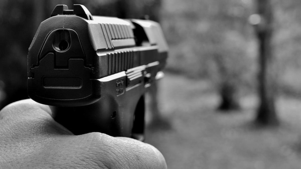 pistol_arma_atalanta_videoclip_48421400