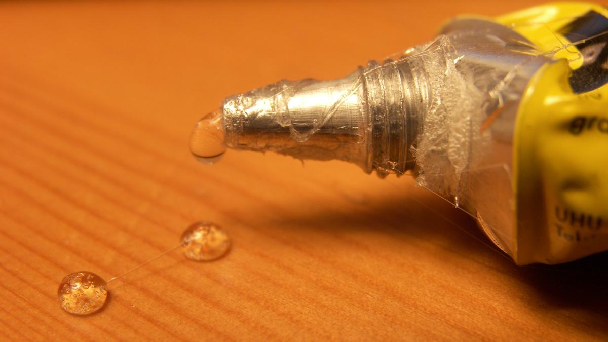 cum-cureti-superglue-ul-de-pe-maini--haine-si-sticla--metode-simple-si-eficiente_14820600