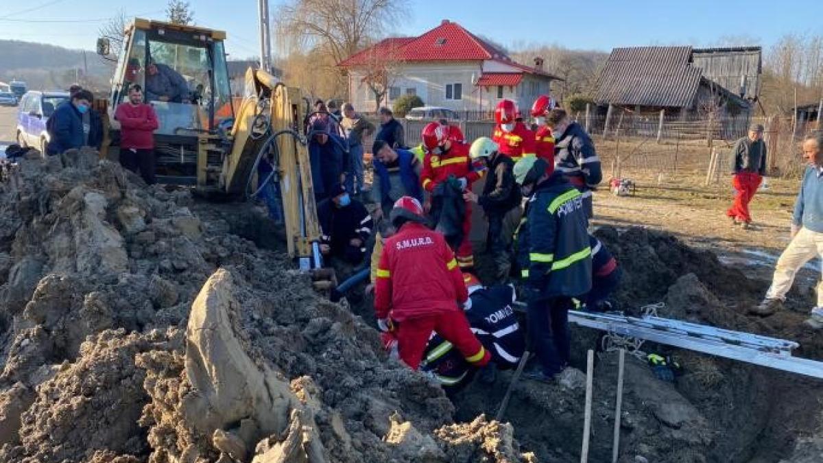 muncitor-prins-sub-un-mal-de-paprc-ccprc-86maprc-ccprc-82nt--interventprc-ccprc-a6ie-urgentaprc-ccprc-86-a-pompierilor_45915600