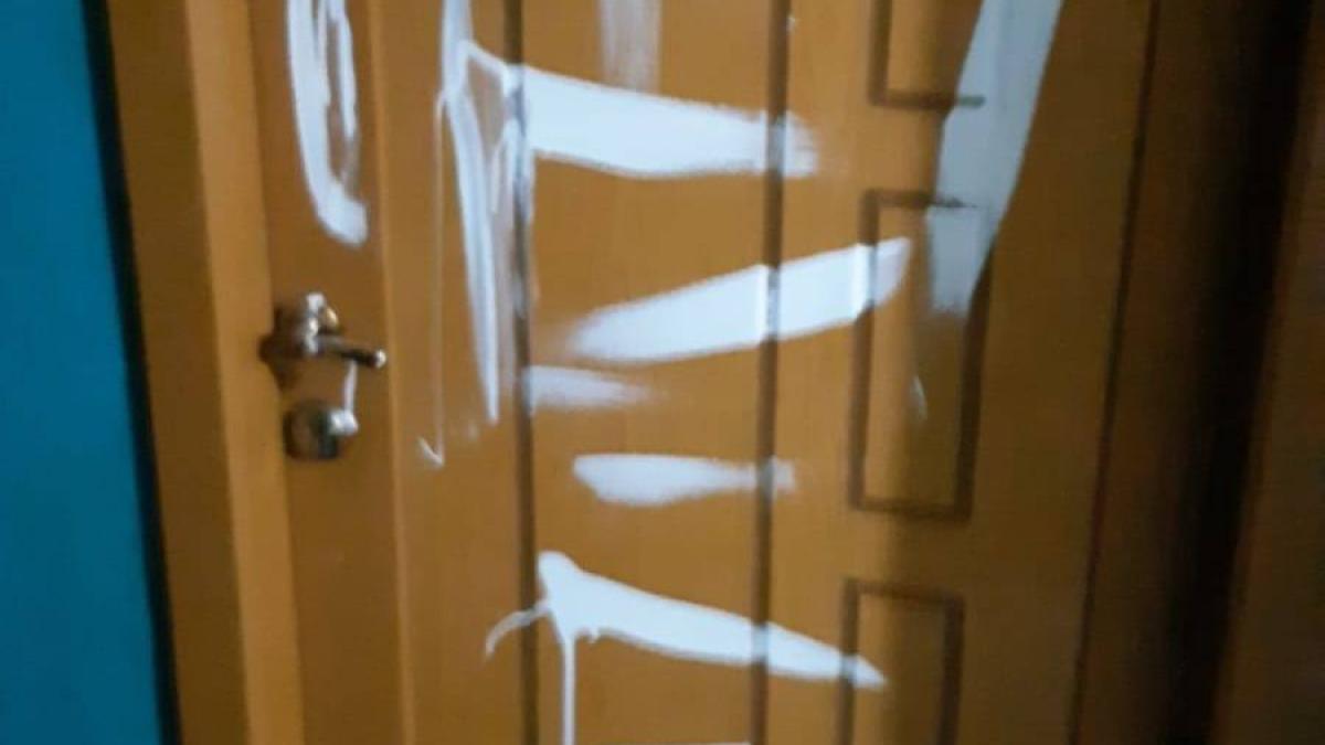 scandal-iprc-ccprc-82ntre-vecine--aplanat-de-jandarmi--s-au-certat-pe-rufele-puse-la-uscat--cealaltaprc-ccprc-86-i-a-vopsit-usprc-ccprc-a6a-de-la-intrare-in-casa_71863000