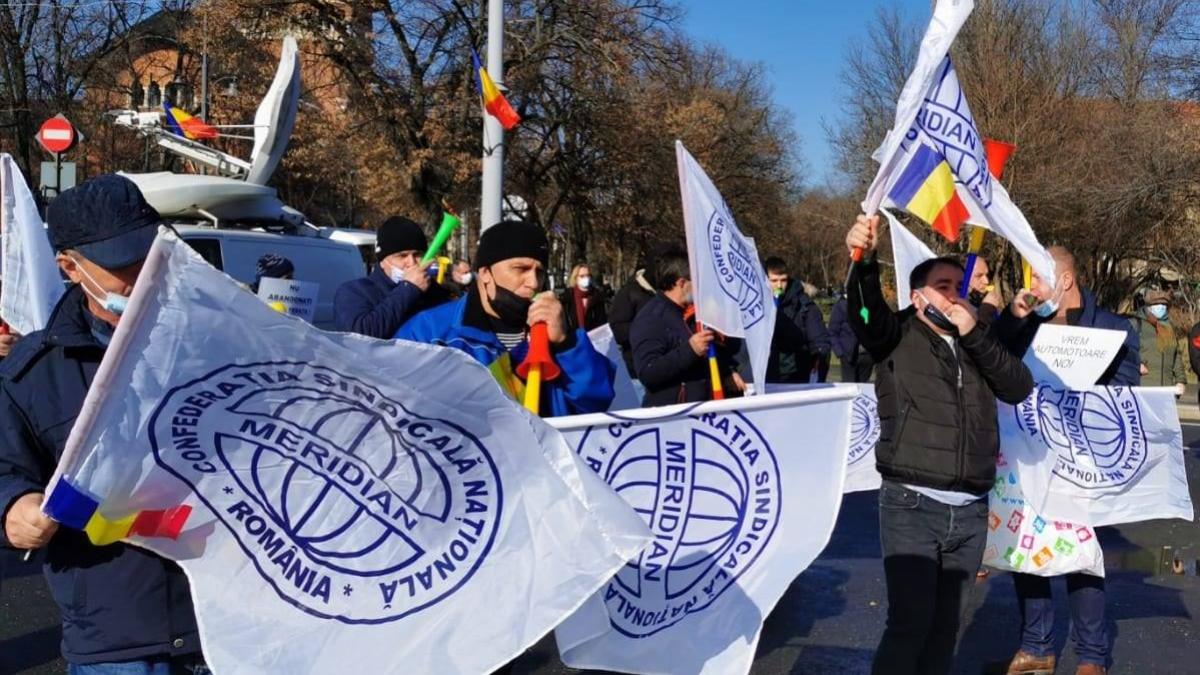 ceferistii-protesteaza-in-fata-ministerului-transporturilor---legea-statutul-feroviarului--desfiintarea-autoritatii-pentru-reforma-feroviara-si-pastrarea-gratuitatii-pentru-studenti_09201100