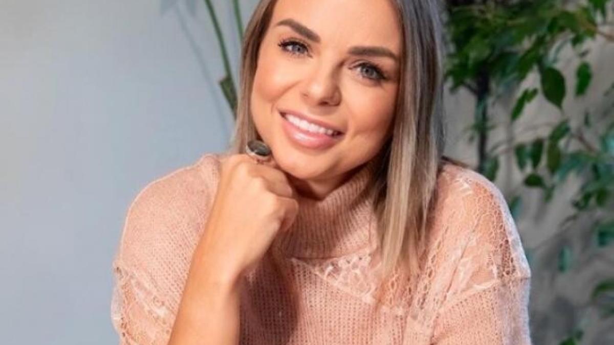 jojo--imobilizata-la-pat--clipe-de-cosmar-trebuie-sa-va-spun_30825200