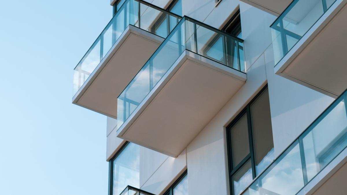 romani-din-spania-au-primit-bani-ca-sa-plece-dintr-un-bloc_93256100