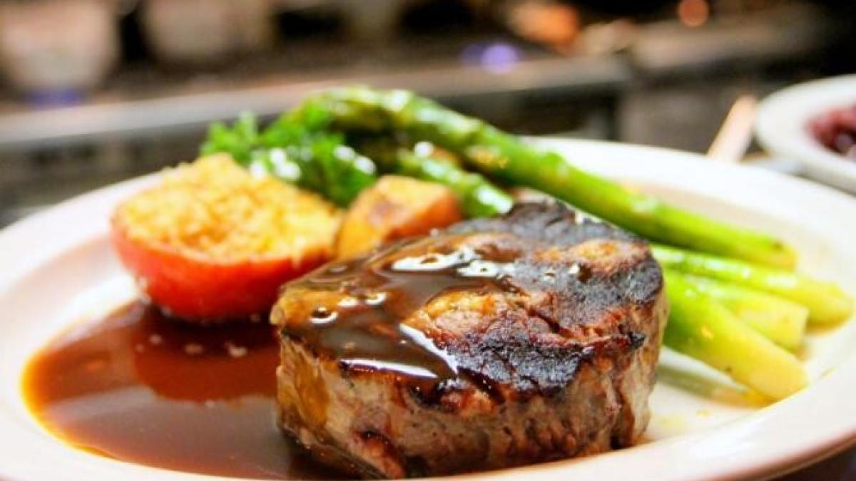 mihaela_bilic_masa_seara_foto_pexels_32718100