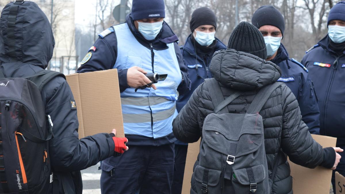 protest-al-studentilor--oprit-de-autoritati-in-sectorul-1--politia-locala-a-raspuns-abia-dupa-trecerea-marsului_13863400