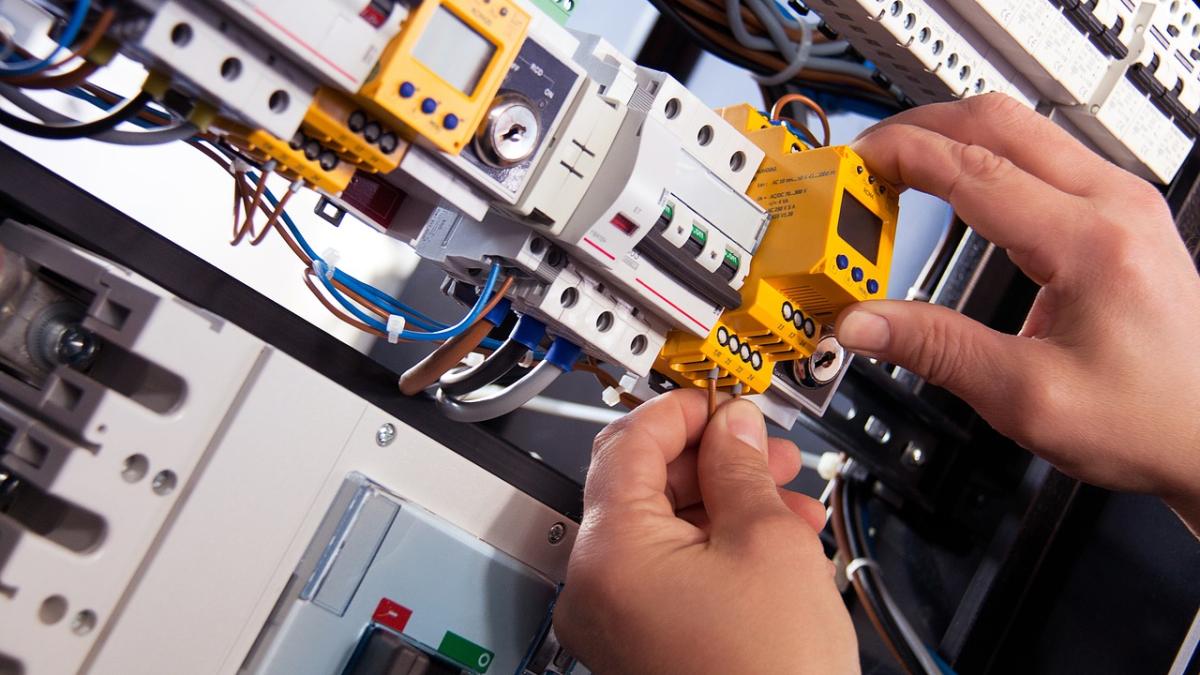 furt_curent_electric_cladire_suceava_12839200