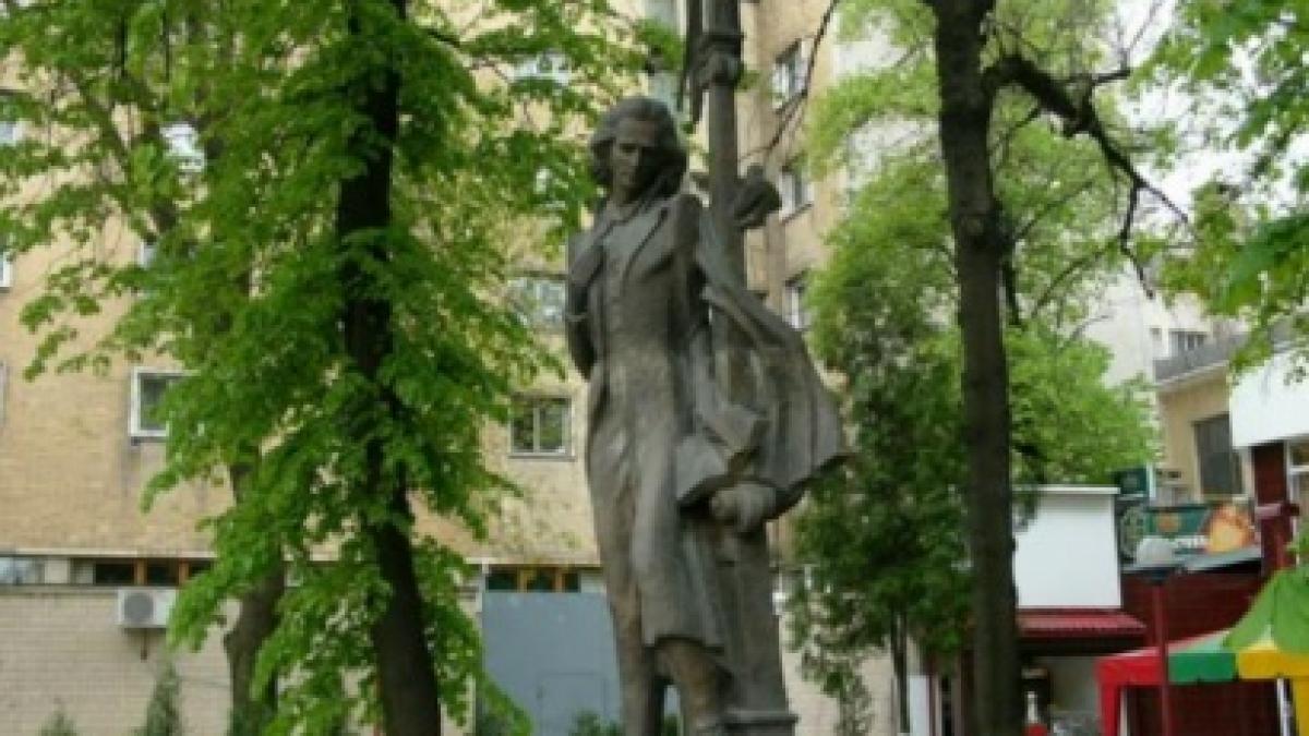 un-scuar-din-cernauti-a-fost-numit-mihai-eminescu_90766100