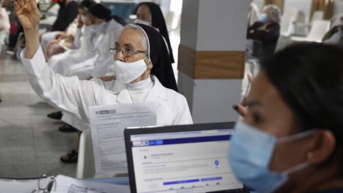 varianta-virusului-sars-cov-2-care-a-aparut-in-luna-mai-a-anului-trecut-si-a-devenit-tulpina-dominanta-in-california--nu-numai-ca-se-raspandeste-mai-repede-decat-celelalte_95148600