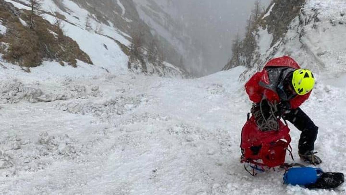 barbat-incaltat-cu-adidasi-blocat-caraiman_89300900