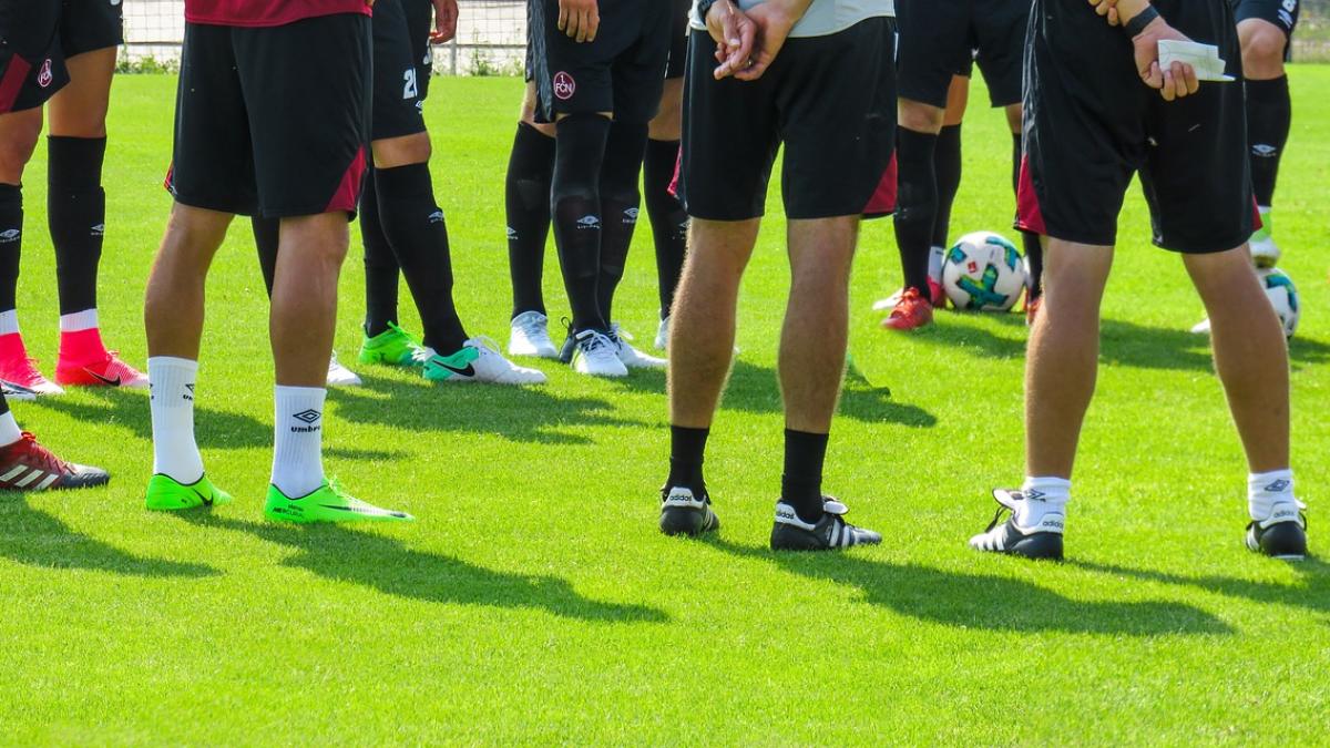 tanar-mort-pe-terenul-de-fotbal_43779500