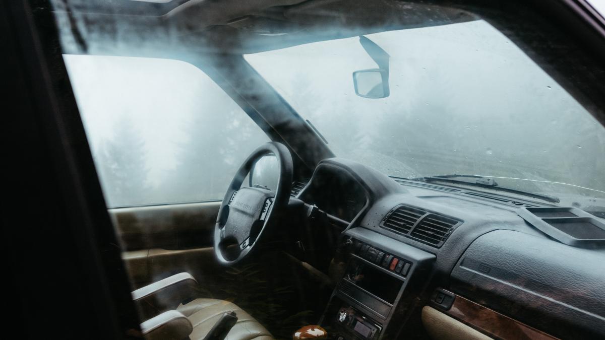 cum-scapi-de-aburirea-geamurilor-in-masina--doua-solutii-la-indemana_83263800