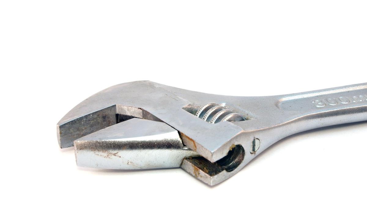 un-tanar-a-fost-lovit-in-cap-cu-o-cheie-franceza-dupa-o-discutie-pe-teme-religioase_29955100