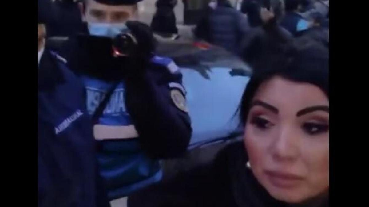 adriana-bahmuteanu-luata-pe-sus-de-jandarmi-la-protest_10351300