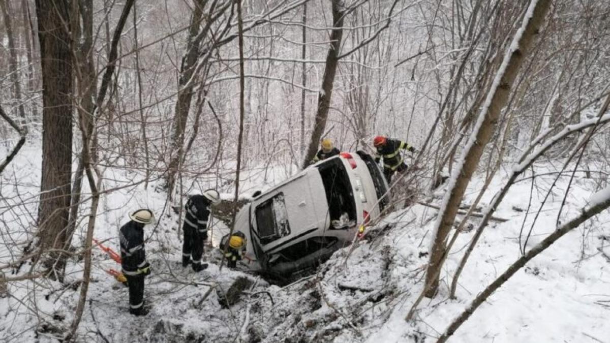 accident-dambovita--masina-rasturnata--la-iesire-din-moroeni_17343500